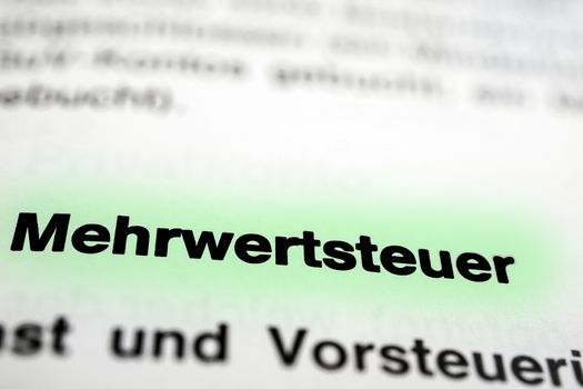 Text auf Seite "Mehrwertsteuer" mit markierung horizontale Nahaufnahme