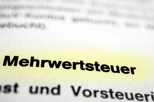 Text auf Seite "Mehrwertsteuer" mit markierung horizontale Nahaufnahme