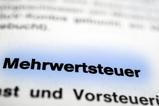 Text auf Seite "Mehrwertsteuer" mit markierung horizontale Nahaufnahme