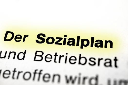 Text auf Seite "Sozialplan" mit markierung horizontale Nahaufnahme