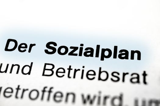 Text auf Seite "Sozialplan" mit markierung horizontale Nahaufnahme