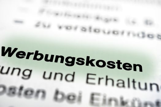 Text auf Seite "Werbungskosten" mit markierung horizontale Nahaufnahme