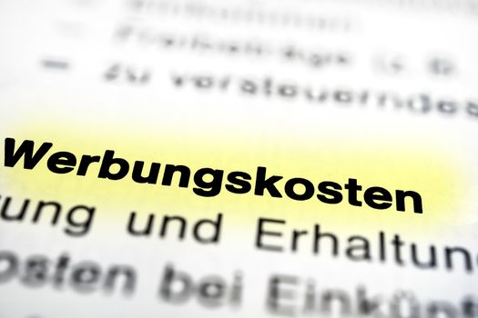 Text auf Seite "Werbungskosten" mit markierung horizontale Nahaufnahme