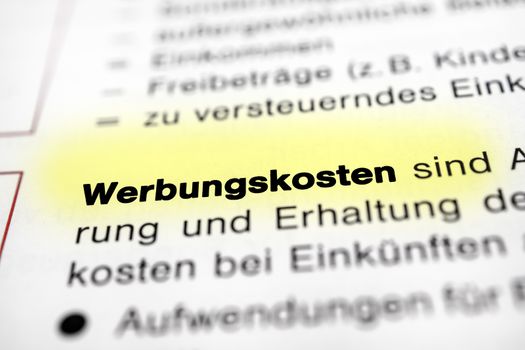 Text auf Seite "Werbungskosten" mit markierung horizontale Nahaufnahme