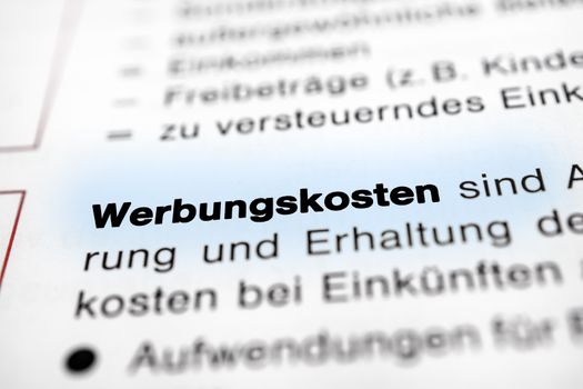 Text auf Seite "Werbungskosten" mit markierung horizontale Nahaufnahme