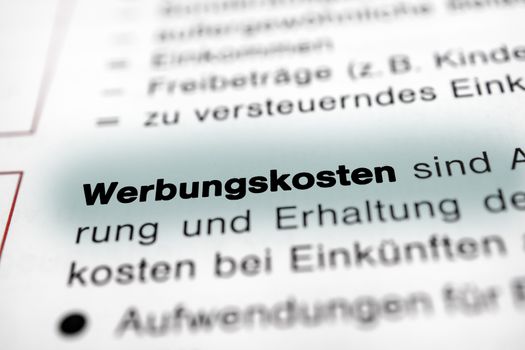 Text auf Seite "Werbungskosten" mit markierung horizontale Nahaufnahme