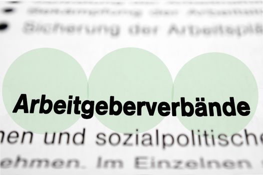 Text auf Seite "Arbeitgeberverbände" mit markierung horizontale Nahaufnahme