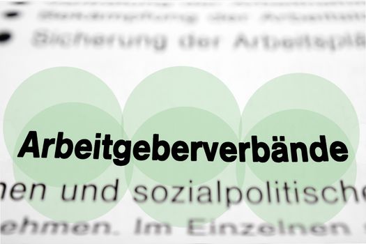 Text auf Seite "Arbeitgeberverbände" mit markierung horizontale Nahaufnahme