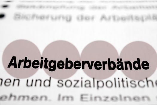 Text auf Seite "Arbeitgeberverbände" mit markierung horizontale Nahaufnahme