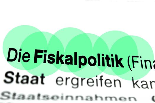 Text auf Seite "Fiskalpolitk" mit markierung horizontale Nahaufnahme