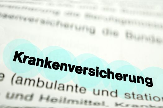 Text auf Seite "Krankenversicherung" mit markierung horizontale Nahaufnahme