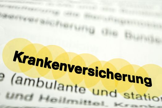 Text auf Seite "Krankenversicherung" mit markierung horizontale Nahaufnahme