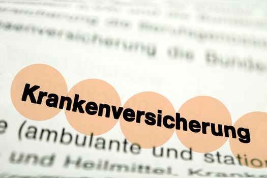 Text auf Seite "Krankenversicherung" mit markierung horizontale Nahaufnahme