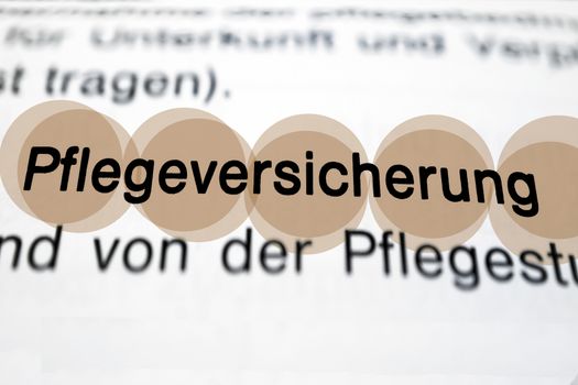 Text auf Seite "Pflegeversicherung" mit markierung horizontale Nahaufnahme