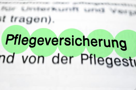 Text auf Seite "Pflegeversicherung" mit markierung horizontale Nahaufnahme