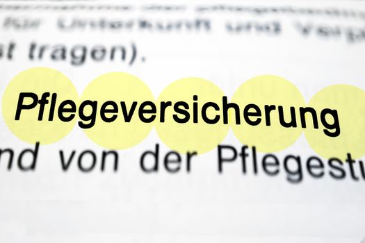 Text auf Seite "Pflegeversicherung" mit markierung horizontale Nahaufnahme