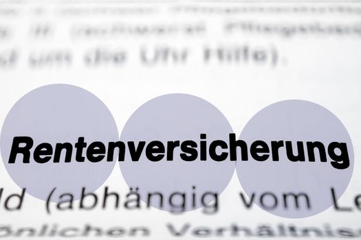 Text auf Seite "Rentenversichrung" mit markierung horizontale Nahaufnahme