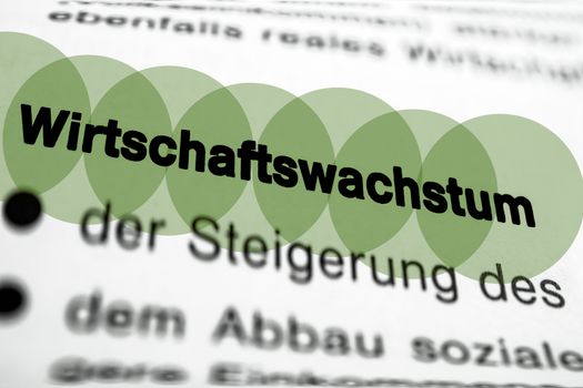 Text auf Seite "Wirtschaftswachstum" mit markierung horizontale Nahaufnahme