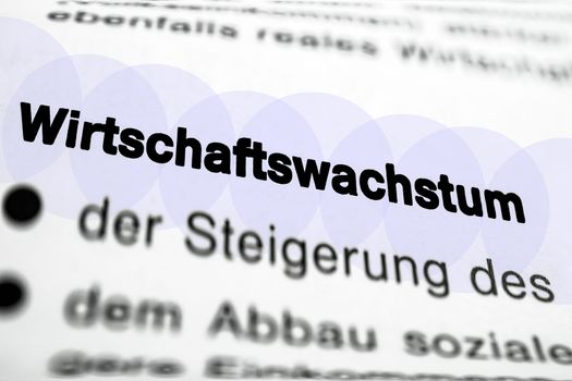 Text auf Seite "Wirtschaftswachstum" mit markierung horizontale Nahaufnahme