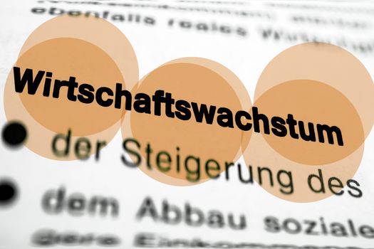 Text auf Seite "Wirtschaftswachstum" mit markierung horizontale Nahaufnahme