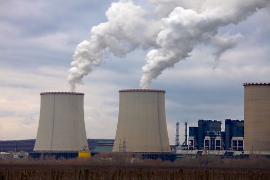 Power plant with cooling towers