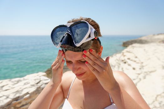 Scuba diver woman can't see because of the sun