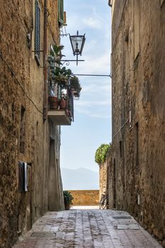 Image of a narrow alley in Pienza, Tuscany, Italy
