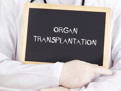 Doctor shows information: organ transplantation