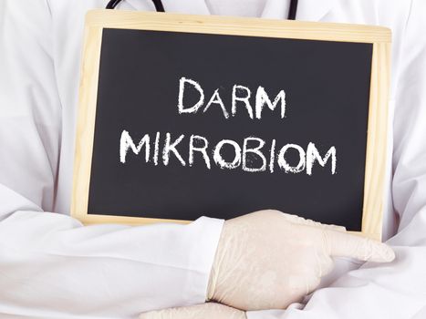 Doctor shows information: bowel microbiome in german