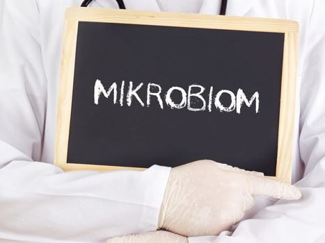 Doctor shows information: microbiome in german language