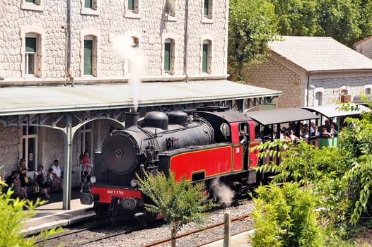 The steam from the small tourist train from Anduze prepares for his trip to do in Saint-Jean-du-Gard.