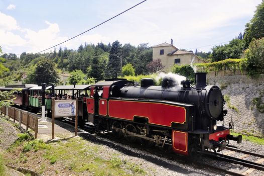 The steam from the small tourist train from Anduze prepares for his trip to do in Saint-Jean-du-Gard.