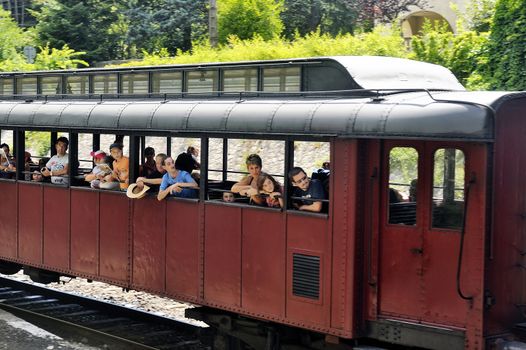 The steam locomotive tourist train from Anduze has started and has its installed in the car to go to Saint-Jean-du-Gard travelers.