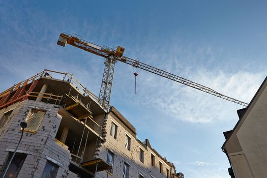 Building construction with tower cranes