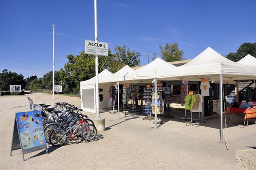 On the field Mejanes, tourism and natural place of the Camargue, the gift shop and bike rentals for tourists.