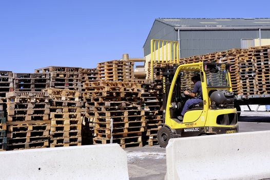 handling and storage of pallets in a warehouse awaiting reuse for transporting goods