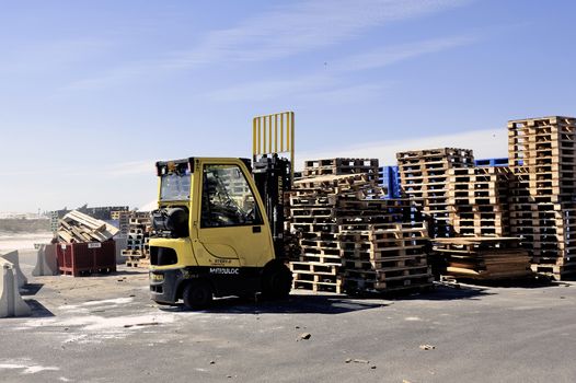 handling and storage of pallets in a warehouse awaiting reuse for transporting goods