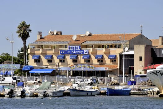 A hotel and a restaurant bar in Grau-du-Roi located on the harbor in downtown