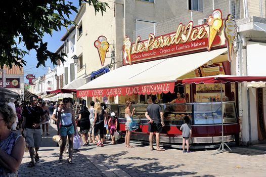 Ice cream shop in the pedestrian street of Saintes-Maries-de-la-Mer where the tourists took the opportunity to cool off by eating ice cream.