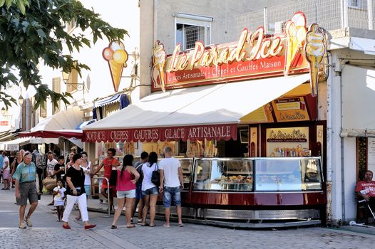 Ice cream shop in the pedestrian street of Saintes-Maries-de-la-Mer where the tourists took the opportunity to cool off by eating ice cream.