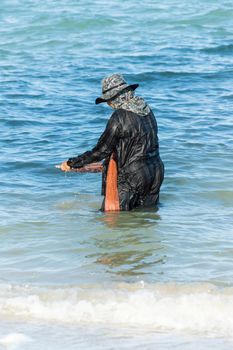 how to find shellfish (Pharella javanica): Razor clam, Knife jacked clam, Cultellus clam, which is a way of life along the coast in southern of thailand