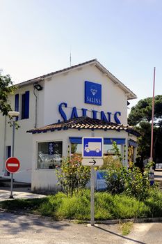Enter company saline Aigues-Mortes which operates and distributes sea salt.