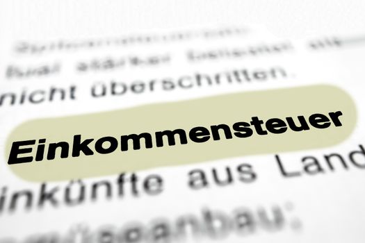 Text auf Seite "Einkommensteuer" mit markierung horizontale Nahaufnahme