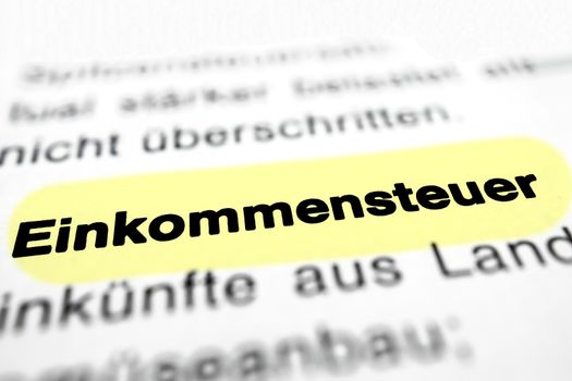 Text auf Seite "Einkommensteuer" mit markierung horizontale Nahaufnahme