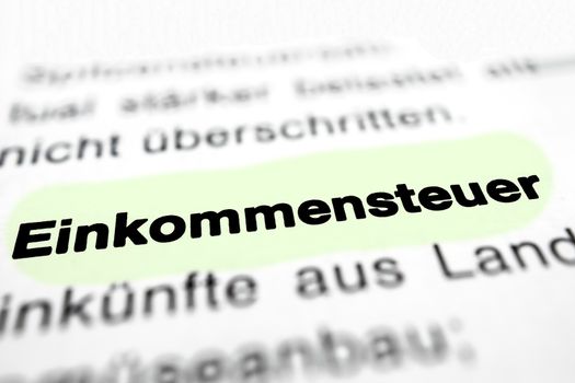 Text auf Seite "Einkommensteuer" mit markierung horizontale Nahaufnahme