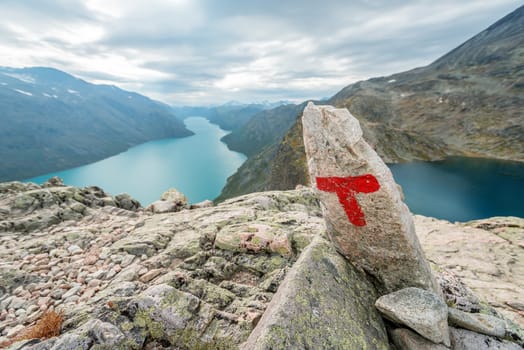 Besseggen at Jotunheimen park, markings for path