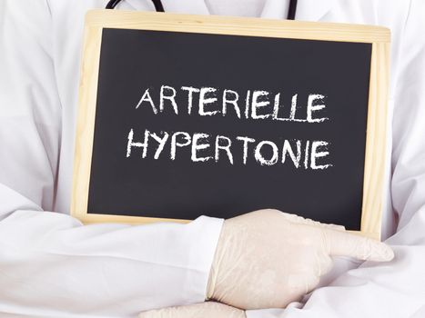 Doctor shows information: arterial hypertension in german