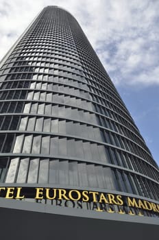 Eurostars Madrid Tower occupies the first 31 floors of the imposing Tower PwC.
The PWC Tower was designed by  Carlos Rubio Carvajal y Enrique Alvarez-Sala Walther