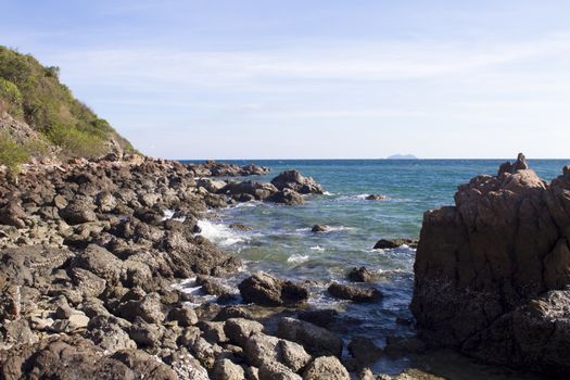 Seascape in blue sky day at Koh Larn, Pattaya, Thailand