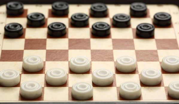 Travelling draughts on playing field 